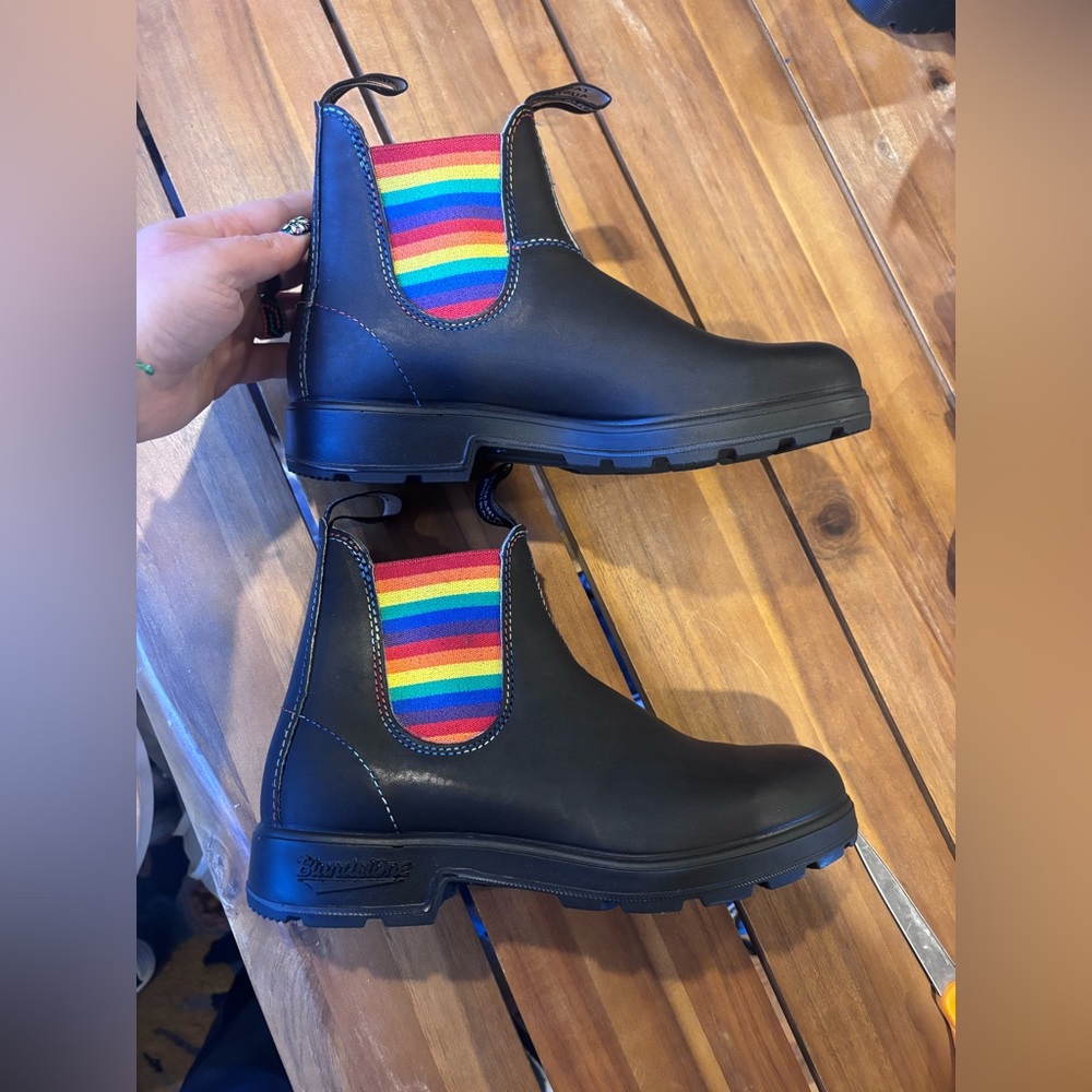 NWOT Blundstone Black Boots with Rainbow Elastic women’s size 8.5 - Picture 2 of 8